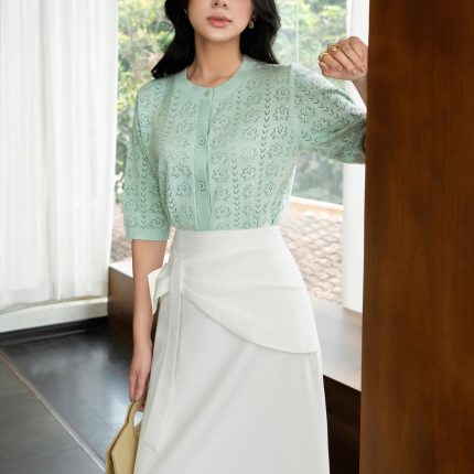 High-quality knitted sweater with round neck, loose sleeves, fashionable buttoned body