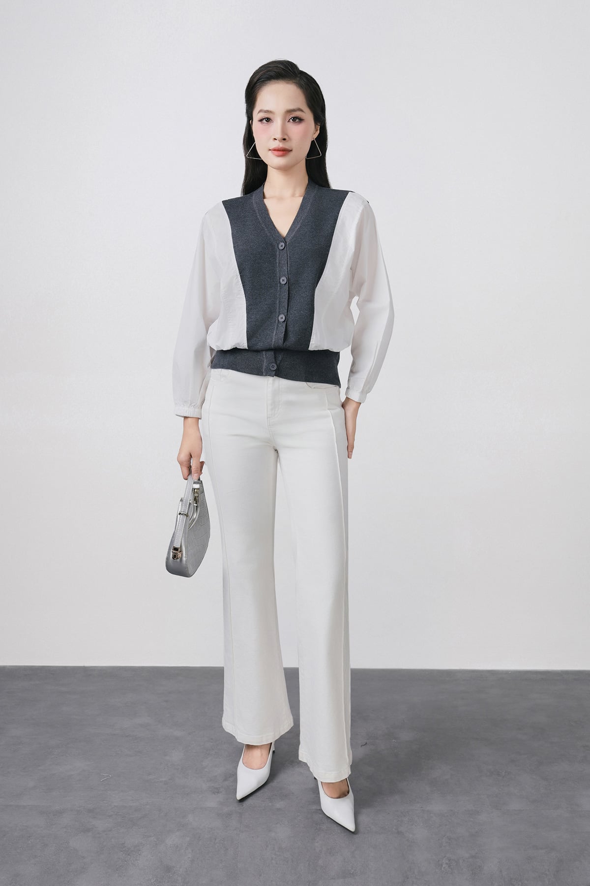 High-quality knitted sweater with V-neck, loose shape, batwing sleeves, buttoned body, styled with elastic hem High-quality knitted sweater with V-neck, loose shape, batwing sleeves, buttoned body, styled with elastic hem