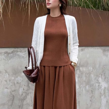 High-quality knitted sweater with V-neck, plaid pattern, and fashionable stone buttons with pockets