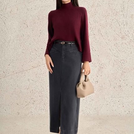 High-quality straight sweater with high neck and wide sleeves