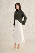 High-quality straight sweater with high neck and wide sleeves