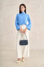 High-quality straight sweater with high neck and wide sleeves