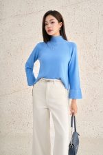 High-quality straight sweater with high neck and wide sleeves