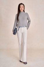 High-quality straight sweater with high neck and wide sleeves