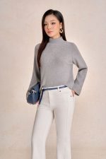 High-quality straight sweater with high neck and wide sleeves