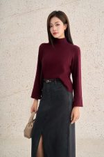 High-quality straight sweater with high neck and wide sleeves
