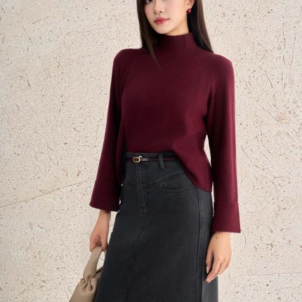 High-quality straight sweater with high neck and wide sleeves