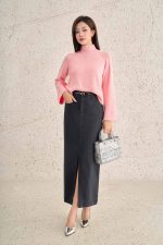 High-quality straight sweater with high neck and wide sleeves
