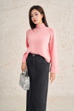 High-quality straight sweater with high neck and wide sleeves