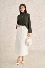 High-quality straight sweater with high neck and wide sleeves
