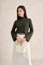 High-quality straight sweater with high neck and wide sleeves