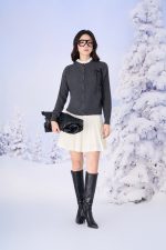 High-quality sweater with a straight neckline and lace trim on the chest, with a bow to create a slim-fit hem