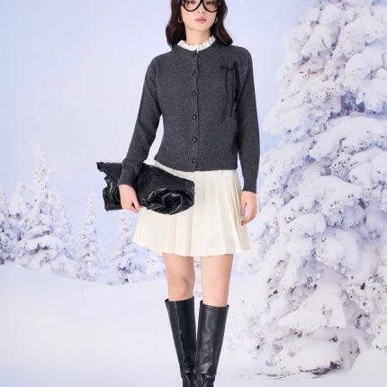 High-quality sweater with a straight neckline and lace trim on the chest, with a bow to create a slim-fit hem