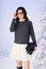 High-quality sweater with a straight neckline and lace trim on the chest, with a bow to create a slim-fit hem