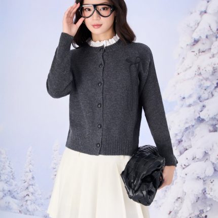 High-quality sweater with a straight neckline and lace trim on the chest, with a bow to create a slim-fit hem
