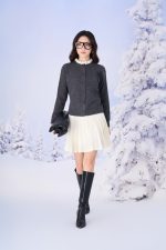 High-quality sweater with a straight neckline and lace trim on the chest, with a bow to create a slim-fit hem
