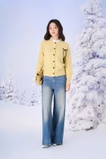 High-quality sweater with a straight neckline and lace trim on the chest, with a bow to create a slim-fit hem