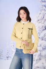 High-quality sweater with a straight neckline and lace trim on the chest, with a bow to create a slim-fit hem