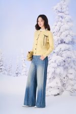 High-quality sweater with a straight neckline and lace trim on the chest, with a bow to create a slim-fit hem
