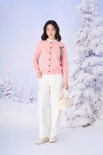 High-quality sweater with a straight neckline and lace trim on the chest, with a bow to create a slim-fit hem