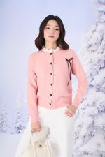 High-quality sweater with a straight neckline and lace trim on the chest, with a bow to create a slim-fit hem