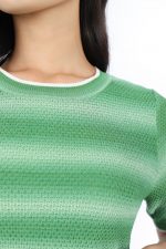 High quality sweater with round neck and elastic waistband