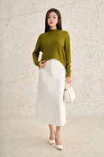 High-quality sweater with round neck, long sleeves and fashionable tail hem