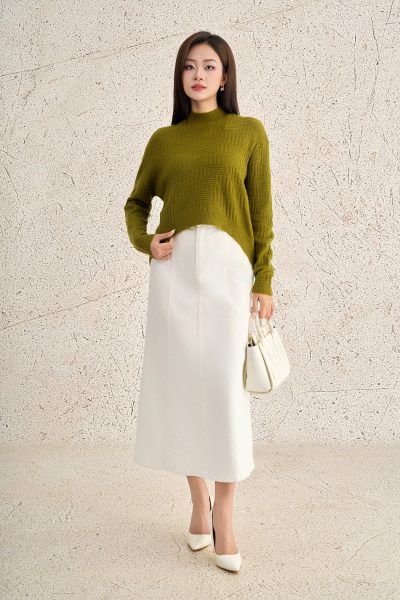 High-quality sweater with round neck, long sleeves and fashionable tail hem