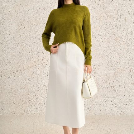 High-quality sweater with round neck, long sleeves and fashionable tail hem