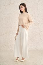 High-quality sweater with round neck, long sleeves and fashionable tail hem