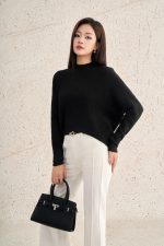 High-quality sweater with round neck, long sleeves and fashionable tail hem