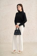 High-quality sweater with round neck, long sleeves and fashionable tail hem