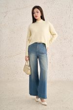 High-quality sweater with round neck, long sleeves and fashionable tail hem