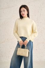 High-quality sweater with round neck, long sleeves and fashionable tail hem