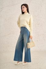 High-quality sweater with round neck, long sleeves and fashionable tail hem