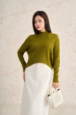 High-quality sweater with round neck, long sleeves and fashionable tail hem