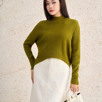 High-quality sweater with round neck, long sleeves and fashionable tail hem