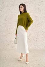 High-quality sweater with round neck, long sleeves and fashionable tail hem