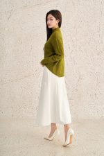 High-quality sweater with round neck, long sleeves and fashionable tail hem