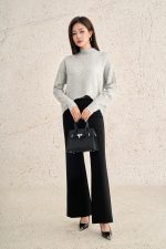 High-quality sweater with round neck, long sleeves and fashionable tail hem