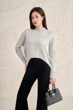 High-quality sweater with round neck, long sleeves and fashionable tail hem