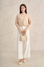 High-quality sweater with round neck, long sleeves and fashionable tail hem