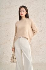 High-quality sweater with round neck, long sleeves and fashionable tail hem
