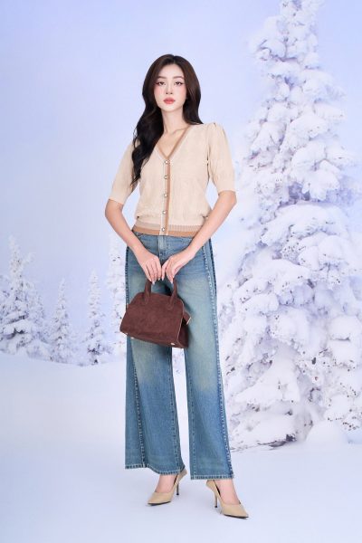 High-quality sweater with V-neck, short sleeves, slightly puffed body with pearl buttons, fashionable elastic hem