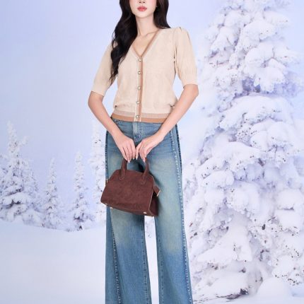 High-quality sweater with V-neck, short sleeves, slightly puffed body with pearl buttons, fashionable elastic hem