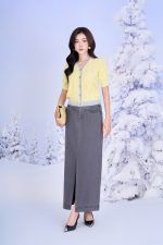 High-quality sweater with V-neck, short sleeves, slightly puffed body with pearl buttons, fashionable elastic hem