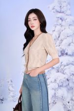 High-quality sweater with V-neck, short sleeves, slightly puffed body with pearl buttons, fashionable elastic hem