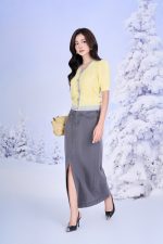 High-quality sweater with V-neck, short sleeves, slightly puffed body with pearl buttons, fashionable elastic hem