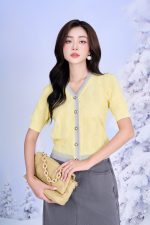 High-quality sweater with V-neck, short sleeves, slightly puffed body with pearl buttons, fashionable elastic hem