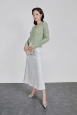 High-quality thin wool fabric sweater with V-neck slit and fashionable stone buttons
